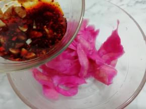 再把调好的料汁放入萝卜皮中搅拌均匀