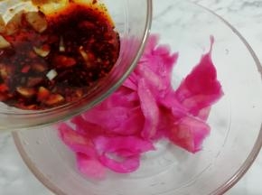 再把调好的料汁放入萝卜皮中搅拌均匀