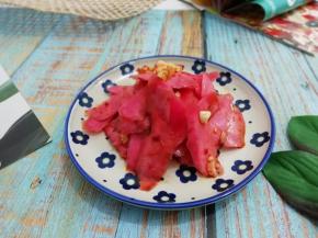 好看又好吃的粉色凉拌萝卜皮来了