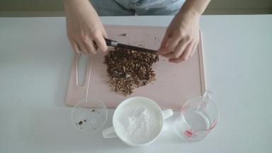 因为黑糖块比较难融化，所以我们把它切碎些