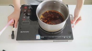 然后把水和黑糖一起放入奶锅中