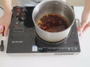 然后把水和黑糖一起放入奶锅中