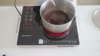 煮至黑糖融化，糖水彻底沸腾