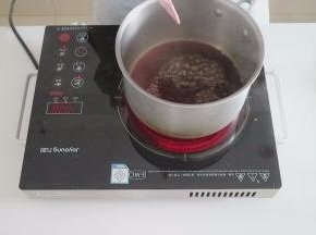 煮至黑糖融化，糖水彻底沸腾