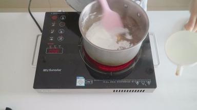 关火后迅速倒入木薯粉搅拌均匀