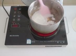 关火后迅速倒入木薯粉搅拌均匀