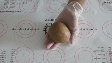 然后取出揉搓光滑