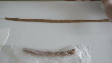 然后将面团分成两部分，搓长