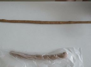 然后将面团分成两部分，搓长