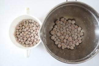 放在碗里，撒一点木薯粉防粘