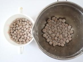 放在碗里，撒一点木薯粉防粘