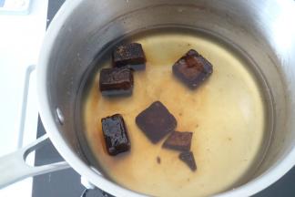 再来煮黑糖酱，配方中的黑糖和水放入奶锅中