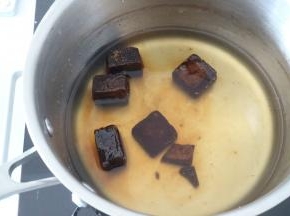 再来煮黑糖酱，配方中的黑糖和水放入奶锅中