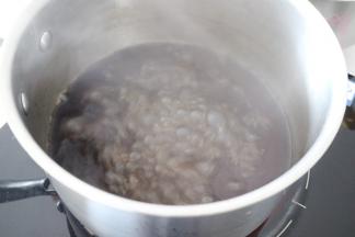 煮至黑糖融化，糖水沸腾