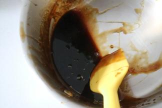 锅底剩下的就是黑糖酱了，这些留着放淡奶油中