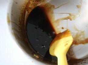 锅底剩下的就是黑糖酱了，这些留着放淡奶油中