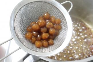 捞出冰水中的珍珠放入黑糖水中