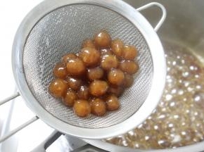 捞出冰水中的珍珠放入黑糖水中