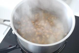 水开后再放珍珠，然后等水再次沸腾时，开中小火继续煮15分钟左右