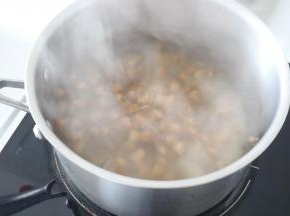 水开后再放珍珠，然后等水再次沸腾时，开中小火继续煮15分钟左右