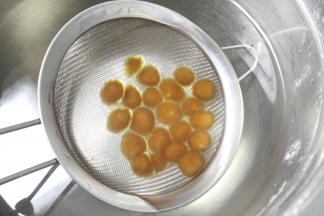 煮好的珍珠捞出放冰水中备用