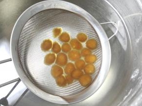 煮好的珍珠捞出放冰水中备用