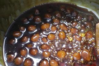 用中小火熬煮至黑糖水浓稠，然后捞出珍珠