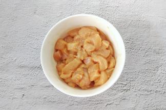 鸡胸肉洗净，去油脂和筋膜，吸干水分，然后切成小块，加酱油丶料酒、植物油、干淀粉，用手抓匀，盖保鲜膜，放冰箱冷藏半个小时，腌制入味。