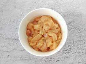 鸡胸肉洗净，去油脂和筋膜，吸干水分，然后切成小块，加酱油丶料酒、植物油、干淀粉，用手抓匀，盖保鲜膜，放冰箱冷藏半个小时，腌制入味。