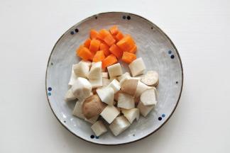 杏鲍菇和胡萝卜切小块备用。
