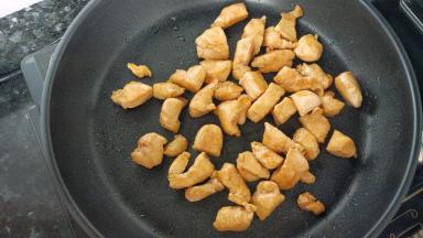 锅烧热后放油，加腌制好的鸡胸肉，炒至变色即可，出锅备用。