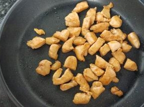 锅烧热后放油，加腌制好的鸡胸肉，炒至变色即可，出锅备用。