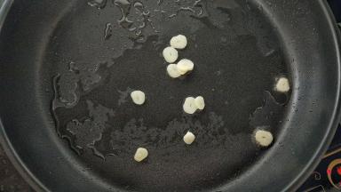 蒜切片，锅烧热后放油，加蒜片爆香。