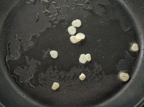 蒜切片，锅烧热后放油，加蒜片爆香。