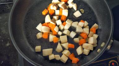 加杏鲍菇和胡萝卜，翻炒会。