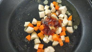 然后加入一勺半的黄梅酱，还有适量的酱油，加酱油是为了上色，不要加太多，翻炒均匀。