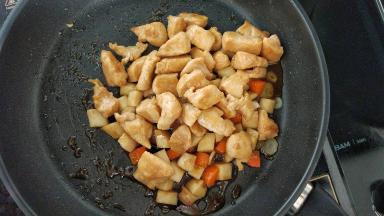 快熟的时候，加入鸡胸肉，加点盐和味精，翻炒均匀，出锅，撒葱花。