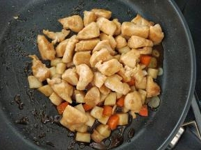 快熟的时候，加入鸡胸肉，加点盐和味精，翻炒均匀，出锅，撒葱花。