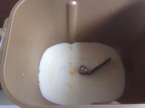 将牛奶、蛋液、糖和盐倒入面包桶里