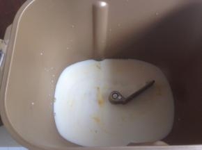 将牛奶、蛋液、糖和盐倒入面包桶里