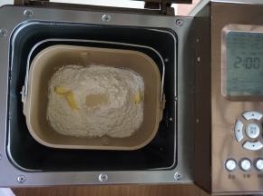 倒入面粉，在面粉顶端加入酵母，面包桶放入到东菱1352AE-3C面包机里，选择和面程序10分钟，加入黄油