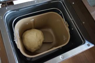 继续和面13分钟，不同型号的面包机和面时间和方法不同。面团和好后，在室温下发酵两倍大