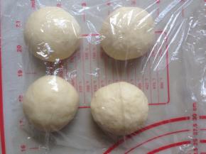 发酵好的面团排气，分成9等份，滚圆，盖上保鲜膜，松驰15分钟