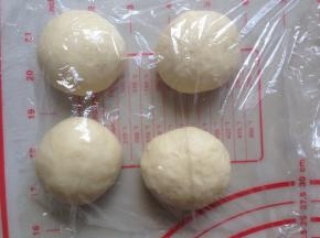 发酵好的面团排气，分成9等份，滚圆，盖上保鲜膜，松驰15分钟