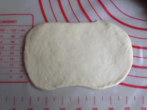 擀成13CM左右长的长方形，下面的长边擀薄一些