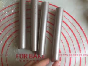 为了方便脱模，在圆筒管上抹一层油