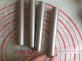 为了方便脱模，在圆筒管上抹一层油