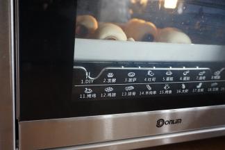 发酵好的面包坯，放入已经预热到上火160度，下火170度的烤箱中下层，烘烤15分钟左右。烘烤结束，将面包取出，趁热脱去筒管，然后晾凉