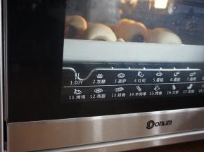 发酵好的面包坯，放入已经预热到上火160度，下火170度的烤箱中下层，烘烤15分钟左右。烘烤结束，将面包取出，趁热脱去筒管，然后晾凉