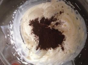 淡奶油倒入盆里，盆下面垫冰袋或者冰水，用电动打蛋器打发至7成发的状态，倒入奥利奥饼干末和盐，再打一两下，成奥利奥咸奶油，能裱花的状态